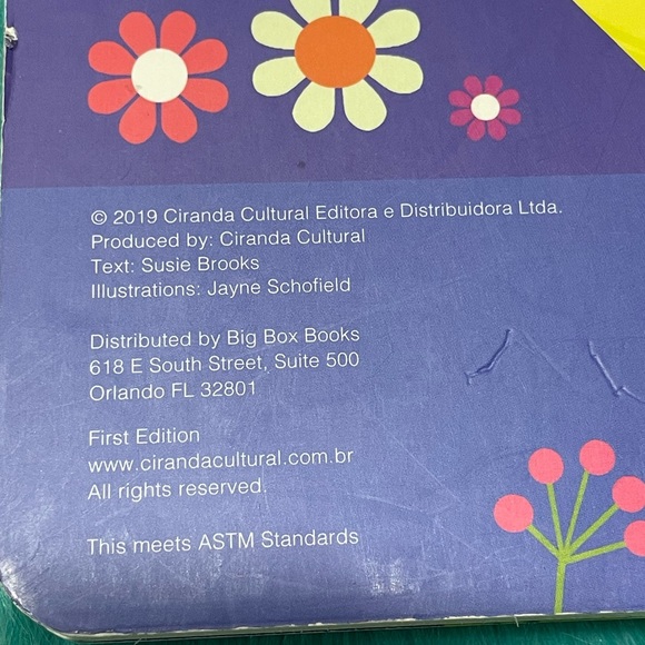 Flamingos 🦩 Peep & Find Book - Picture 5 of 6